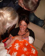 Tante Laura is gelukkig met haar dochtertje Sara